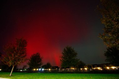 Kuzey Işıkları Bir Varoş Mahallesi Üzerinde, Dublin, Ohio, 10 Ekim 2024