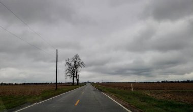 Sonbaharda, Madison County, Ohio 'da Bulutlu bir günde Yalnız Ülke Yolu Manzarası