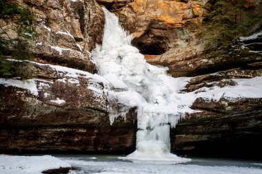 Cedar Falls Kışın Dondu, Hocking Hills Eyalet Parkı, Ohio