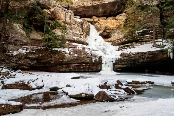 Cedar Falls Kışın Dondu, Hocking Hills Eyalet Parkı, Ohio
