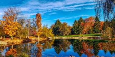 Sonbahar Renkli Ağaçlarla çevrili Küçük Göl Görünümü