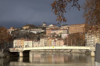 Paris 'te nehir olan güzel sonbahar manzarası