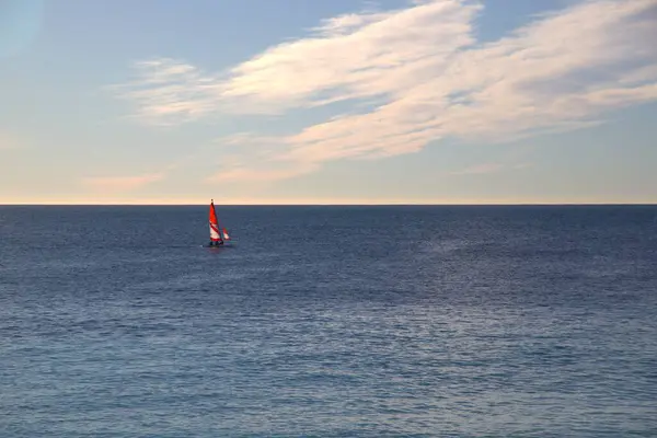 海や海に浮かぶ帆船の美しい景色 — ストック写真