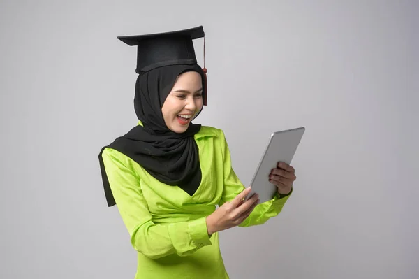 Młoda Uśmiechnięta Muzułmanka Hidżabem Kapeluszu Edukacji Koncepcji Uniwersyteckiej — Zdjęcie stockowe