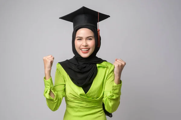 Ung Leende Muslimsk Kvinna Med Hijab Examenshatt Utbildning Och Universitetskoncept — Stockfoto