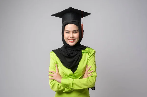 卒業帽子 大学の概念を身に着けているヒジャーブと若い笑顔のイスラム教徒の女性 — ストック写真