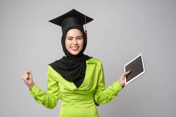一个戴着头巾 头戴毕业帽 带着教育和大学观念 面带微笑的年轻穆斯林妇女 — 图库照片