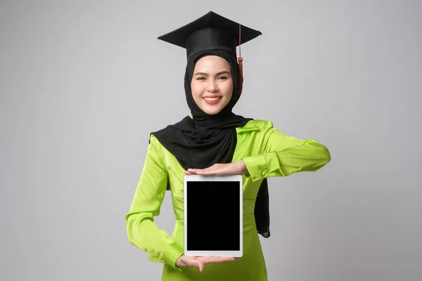 Egy Fiatal Mosolygós Hidzsábos Muszlim Érettségi Sapkában Oktatásban Egyetemi Koncepcióban — Stock Fotó