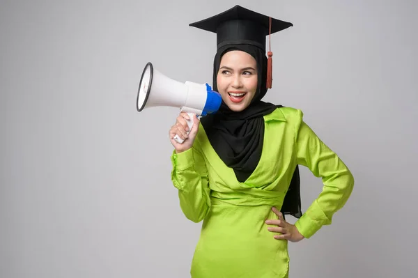 卒業帽子 大学の概念を身に着けているヒジャーブと若い笑顔のイスラム教徒の女性 — ストック写真