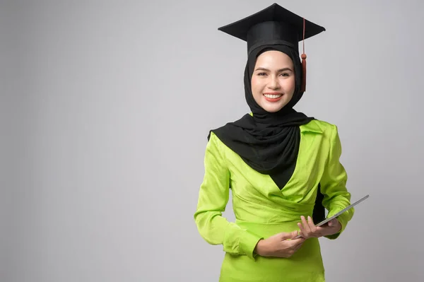Egy Fiatal Mosolygós Hidzsábos Muszlim Érettségi Sapkában Oktatásban Egyetemi Koncepcióban — Stock Fotó