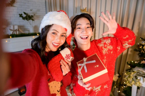 Ευτυχισμένες Νεαρές Ασιάτισσες Που Απολαμβάνουν Χριστουγεννιάτικο Πάρτι Στο Σπίτι — Φωτογραφία Αρχείου
