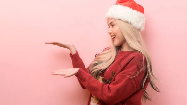 Porträtt Glad Vit Ung Kvinna Santa Claus Hatt Över Rosa — Stockfoto