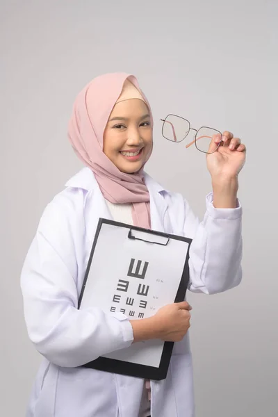 Mladá Muslimka Oftalmoložka Brýlemi Drží Oční Graf Přes Modré Pozadí — Stock fotografie