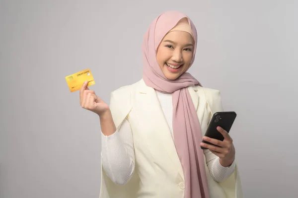 Eine Schöne Muslimische Frau Mit Hijab Hält Kreditkarte Über Weißem — Stockfoto