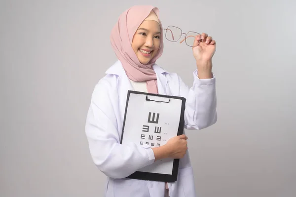 Mladá Muslimka Oftalmoložka Brýlemi Drží Oční Graf Přes Modré Pozadí — Stock fotografie