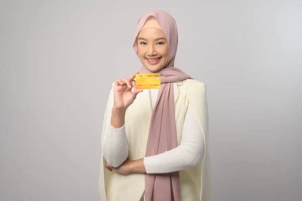Krásná Muslimka Hidžáb Držení Kreditní Karty Nad Bílým Pozadí Studia — Stock fotografie