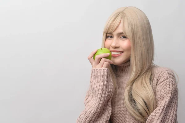 Portrait Caucasian Young Woman Wearing Sweater Holding Green Apple White — Stock Photo, Image