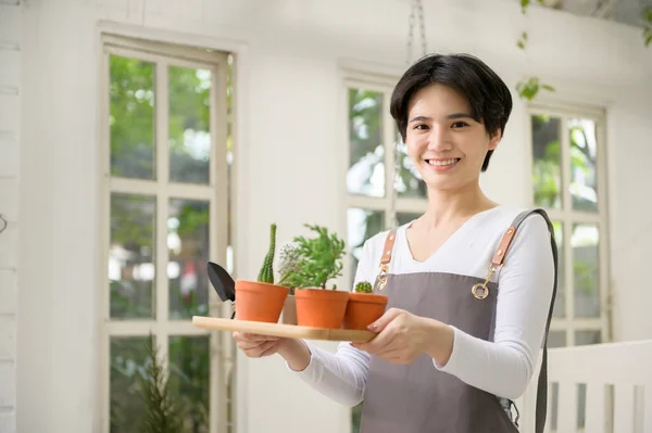 Una Joven Asiática Disfruta Jardinería Casa Salud Bienestar Concepto — Foto de Stock