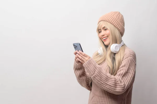 Retrato Caucasiano Jovem Mulher Vestindo Suéter Segurando Telefone Inteligente Sobre — Fotografia de Stock