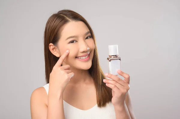 一个美丽的亚洲女人的画像 她在白色的背景工作室 皮肤护理和美容美感之上拿着润肤霜 — 图库照片