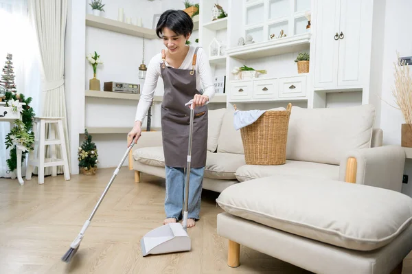 Jovem Asiática Feliz Varrendo Chão Para Limpar Casa Conceito Estilo — Fotografia de Stock