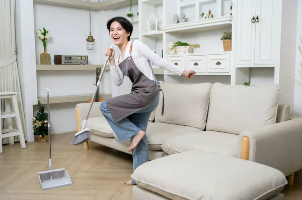 Šťastná Asijská Mladá Žena Zametání Podlahu Úklidu Domu Zdravý Životní — Stock fotografie
