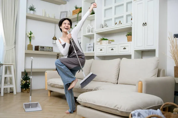Šťastná Asijská Mladá Žena Zametání Podlahu Úklidu Domu Zdravý Životní — Stock fotografie