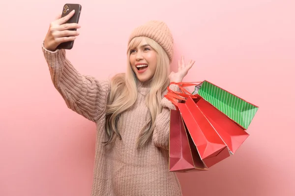 Portrait Caucasian Young Woman Wearing Sweater Holding Shopping Bag Pink — Stock Photo, Image