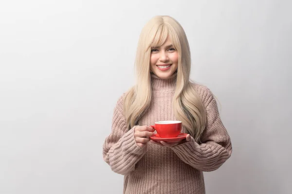 白色背景下身穿毛衣喝咖啡的白人年轻女子的画像 — 图库照片