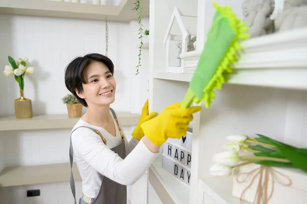 幸せなアジアの若い女性掃除の家 健康的なライフスタイルのコンセプトにソファや家具を掃除 — ストック写真