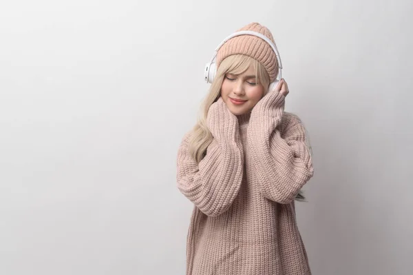 Portrait Caucasian Young Woman Wearing Sweater Using Headphones White Background — Stock Photo, Image