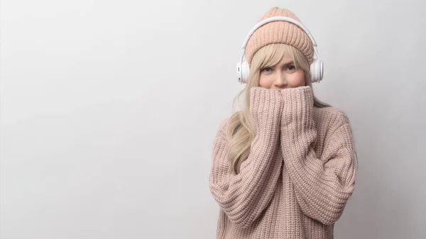 Retrato Mulher Branca Usando Suéter Usando Fones Ouvido Sobre Fundo — Fotografia de Stock
