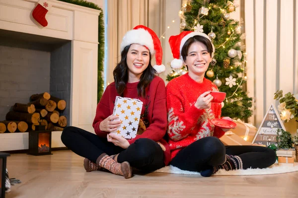 Ευτυχισμένες Νεαρές Ασιάτισσες Που Απολαμβάνουν Χριστουγεννιάτικο Πάρτι Στο Σπίτι — Φωτογραφία Αρχείου