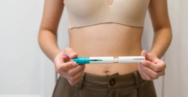 用体外受精对妇女腹部注射以准备生育 排卵刺激 — 图库照片