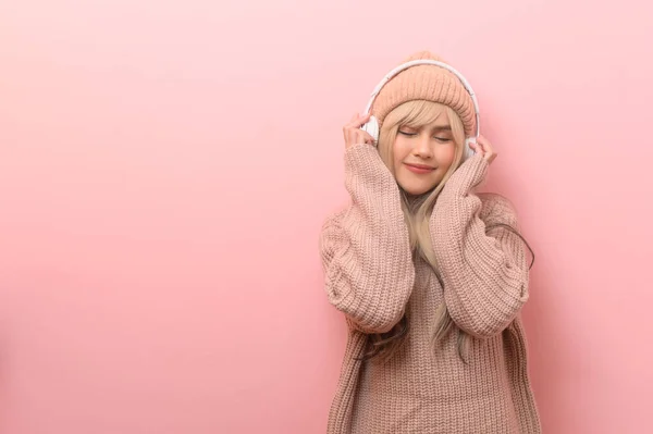 Portrait Caucasian Young Woman Wearing Sweater Using Headphones Pink Background — Stock Photo, Image