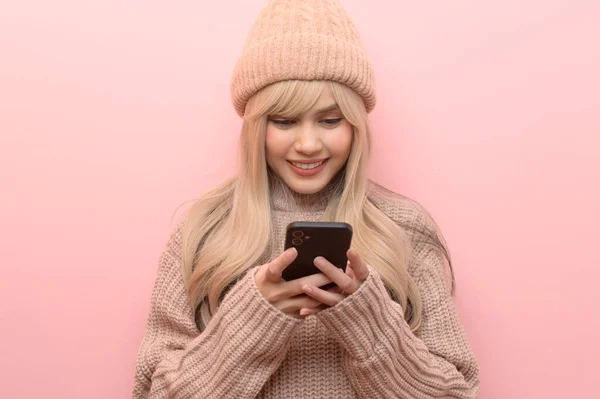 Beyaz Kadın Portresi Pembe Arka Planda Elinde Akıllı Bir Telefonla — Stok fotoğraf