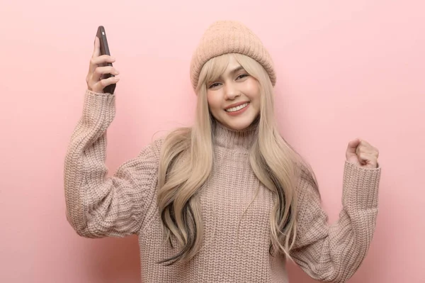 Portrait Caucasian Young Woman Wearing Sweater Holding Smart Phone Pink — Stock Photo, Image