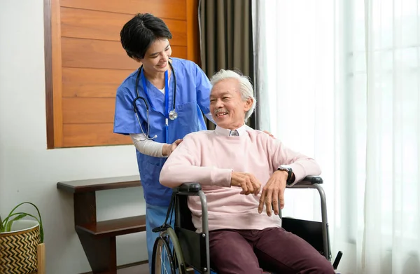 Asiatisk Sjuksköterska Som Tar Hand Äldre Man Som Sitter Rullstol — Stockfoto