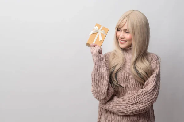 Portrait Caucasian Young Woman Wearing Sweater Holding Gifts Box White — Stock Photo, Image