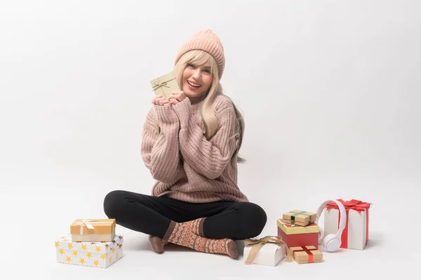 Retrato Caucasiano Jovem Mulher Vestindo Suéter Segurando Caixa Presentes Sobre — Fotografia de Stock