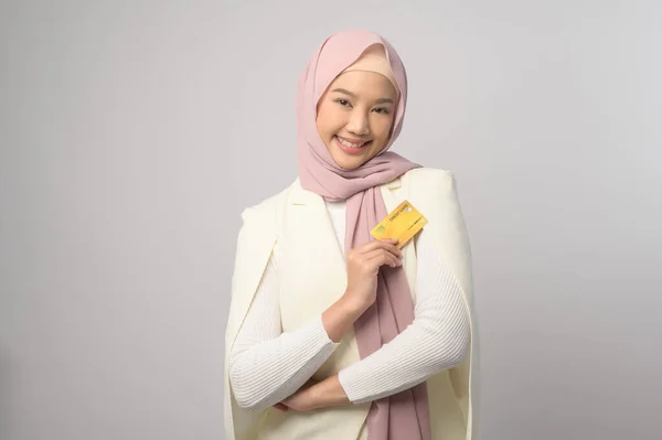 Seorang Wanita Muslim Cantik Dengan Hijab Memegang Kartu Kredit Atas — Stok Foto