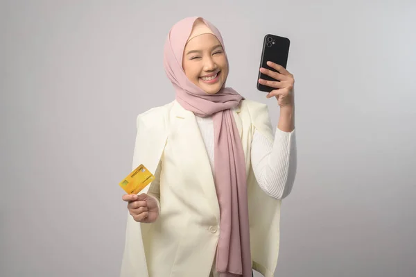 Eine Schöne Muslimische Frau Mit Hijab Hält Kreditkarte Über Weißem — Stockfoto