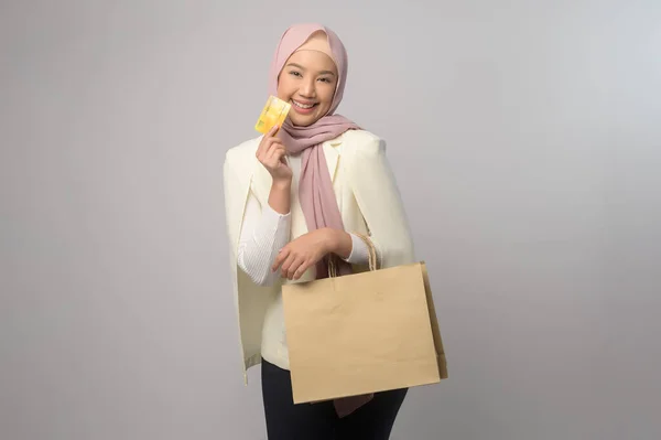 Seorang Wanita Muslim Cantik Dengan Hijab Memegang Kartu Kredit Atas — Stok Foto