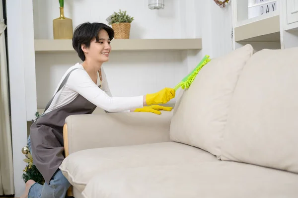 Jovem Asiática Feliz Varrendo Sofá Mobiliário Para Limpar Casa Conceito — Fotografia de Stock