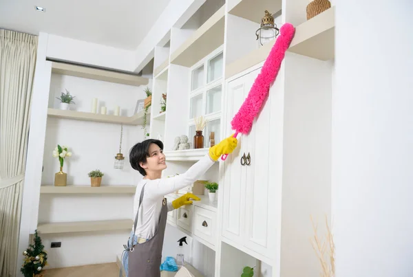 幸せなアジアの若い女性掃除の家 健康的なライフスタイルのコンセプトにソファや家具を掃除 — ストック写真