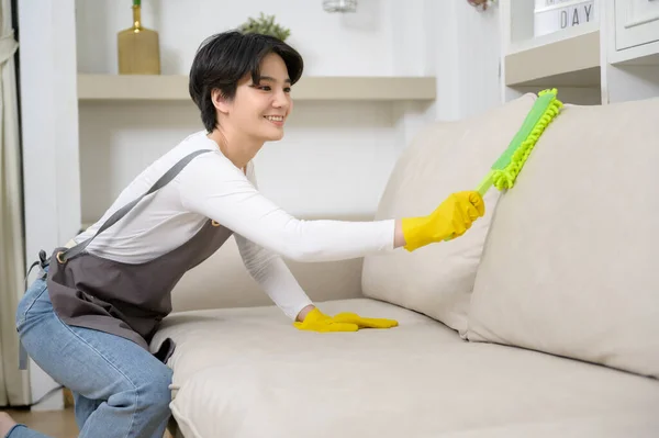 Szczęśliwy Azji Młoda Kobieta Zamiatanie Sofa Meble Sprzątania Domu Zdrowy — Zdjęcie stockowe