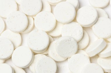 Beyaz arka planda yakın plan beyaz ilaç hapları 