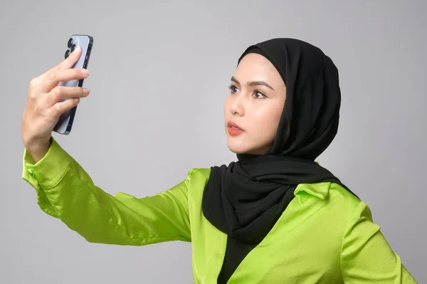 Beautiful Musllim Woman Hijab Using Smartphone White Background Technology Concept — 图库照片