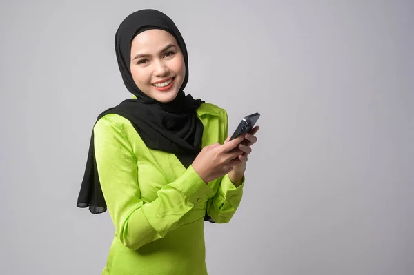 Beautiful Musllim Woman Hijab Using Smartphone White Background Technology Concept — Photo