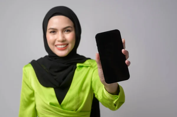 Beautiful Musllim Woman Hijab Using Smartphone White Background Technology Concept — стоковое фото